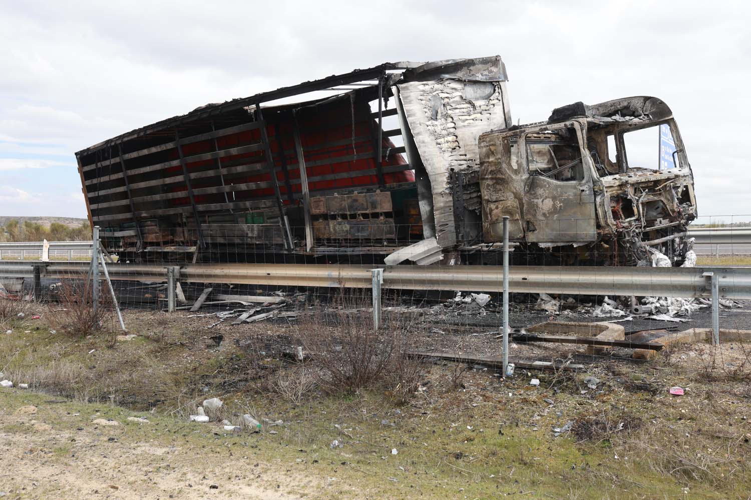 JL Leal ICAL. Accidente entre 2 camiones en la autovía A 62, en la localidad zamorana de Castrillo de la Guareña (5) JL Leal ICAL. Accidente entre 2 camiones en la autovía A 62, en la localidad zamorana de Castrillo de la Guareña (5)