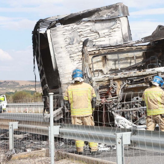 JL Leal ICAL. Accidente entre 2 camiones en la autovía A 62, en la localidad zamorana de Castrillo de la Guareña (1) JL Leal ICAL. Accidente entre 2 camiones en la autovía A 62, en la localidad zamorana de Castrillo de la Guareña (1)