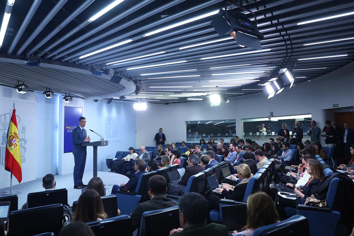 El presidente del Gobierno, Pedro Sánchez, comparece ante los medios de comunicación tras el Consejo de Ministros extraordinario. | Pool Moncloa / Fernando Calvo