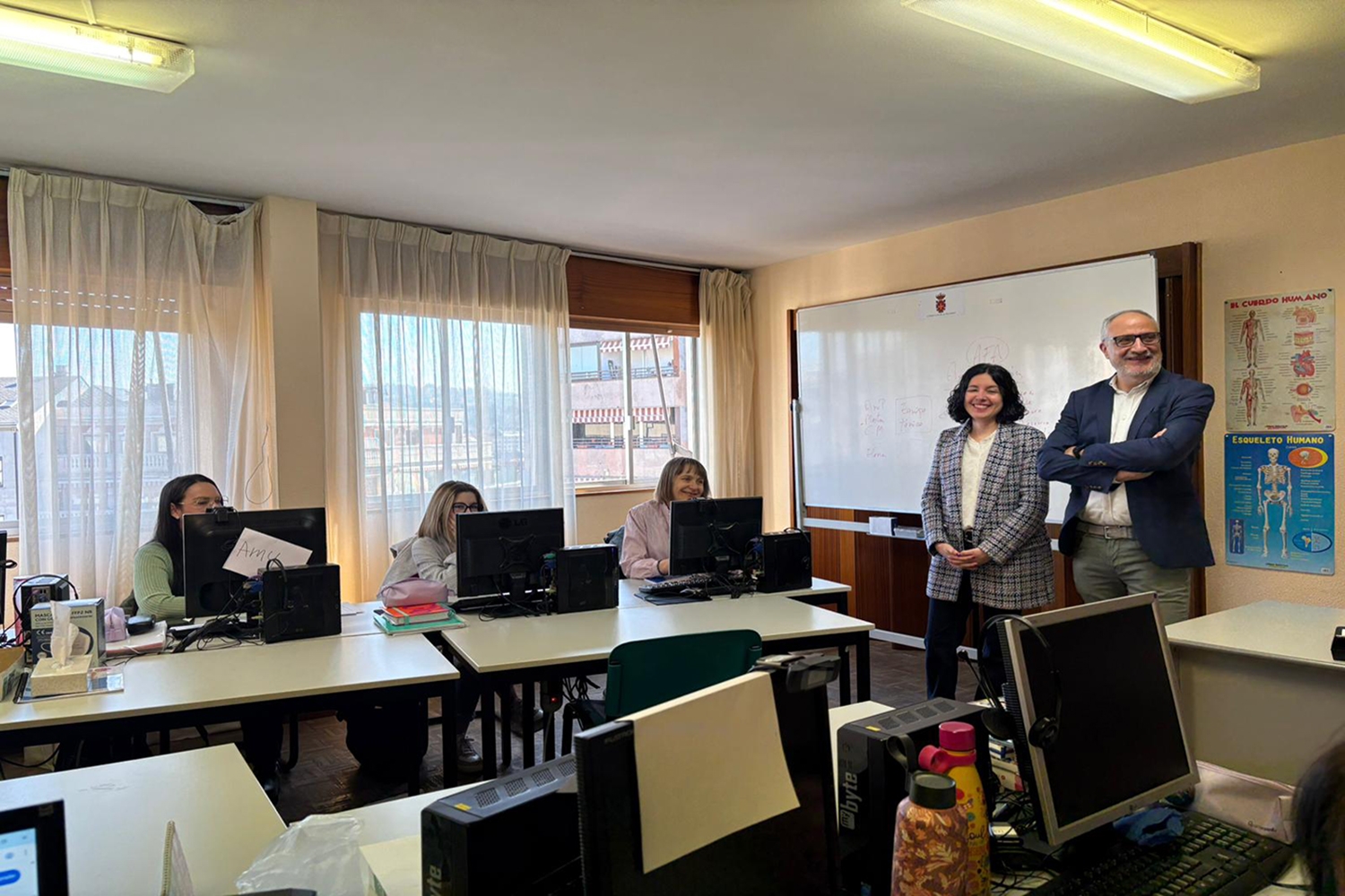 Olegario Ramón y Laura Fernández en el aula de formación y empleo Olegario Ramón y Laura Fernández en el aula de formación y empleo