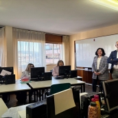Olegario Ramón y Laura Fernández en el aula de formación y empleo