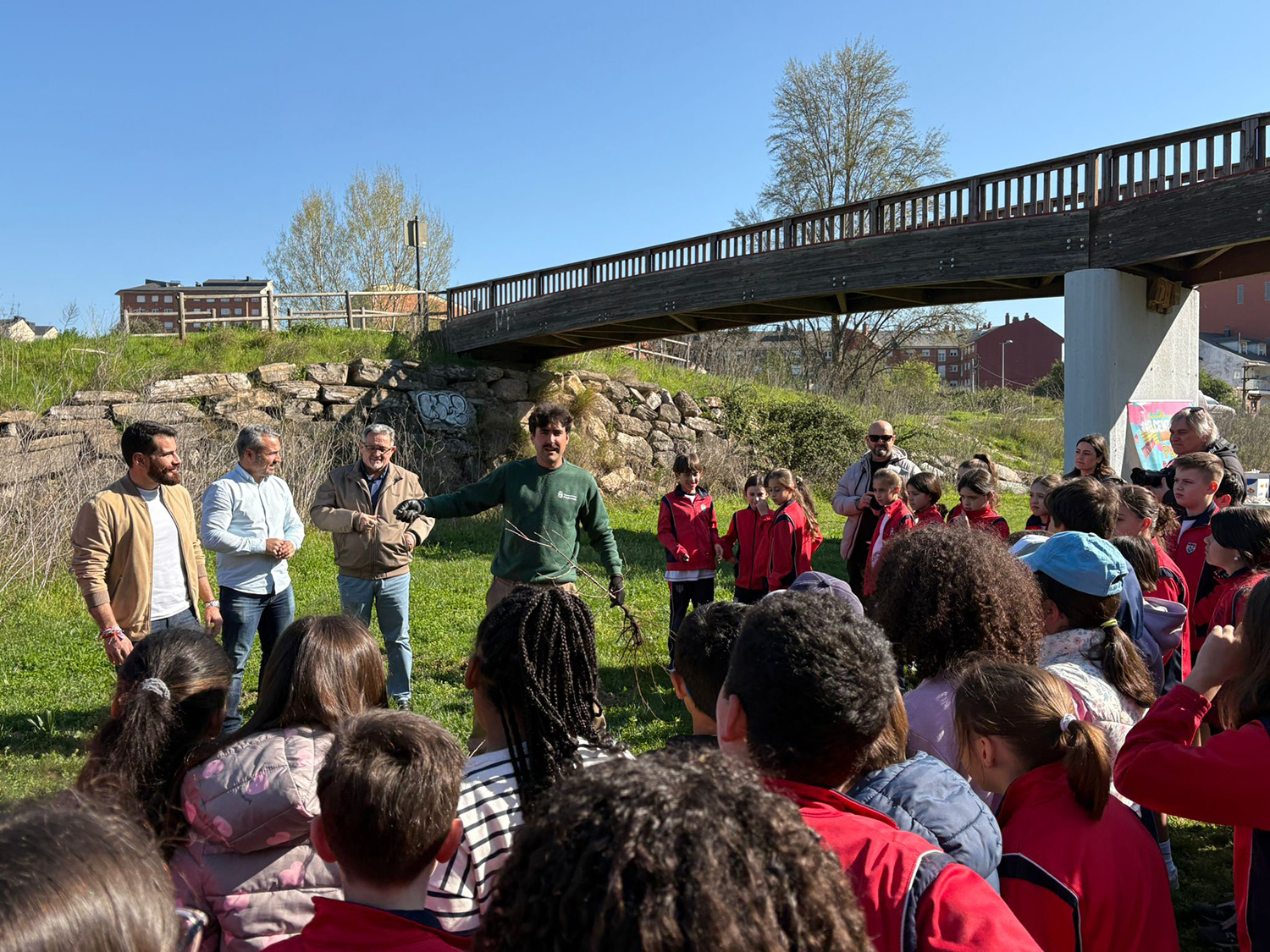 Plantación de árboles en el paseo del Sil