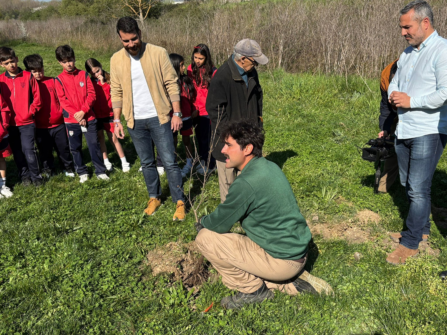 Plantación de árbolespor escolares en el paseo del Sil