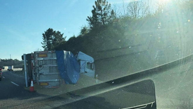 Camión de grano accidentado en la A 6 Camión de grano accidentado en la A 6