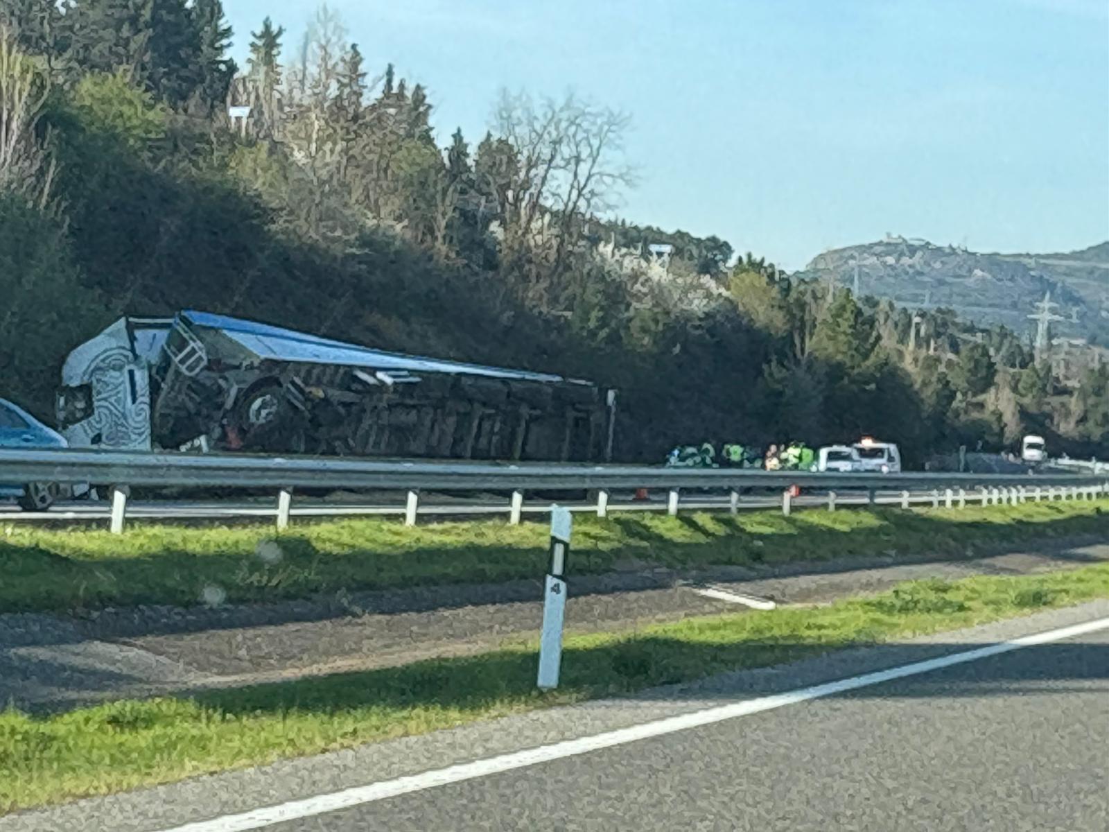 Camión de grano accidentado en la A 6 