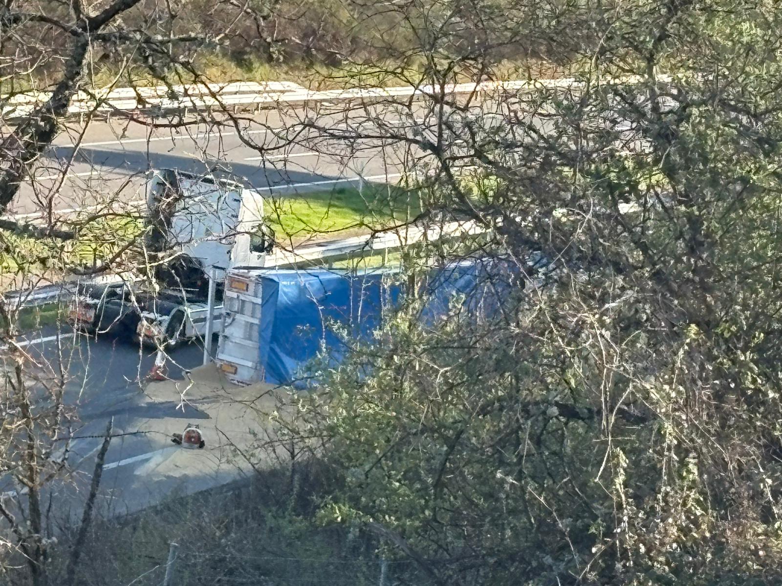 Camión de grano accidentado en la A 6 