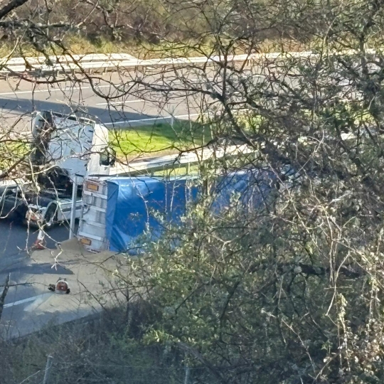 Camión de grano accidentado en la A 6 