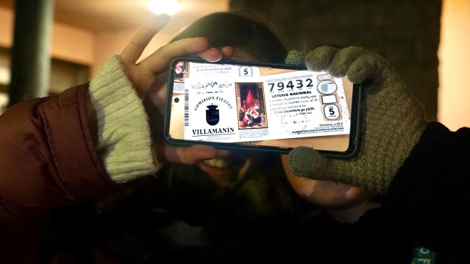 Reunión entre la Comisión de Fiestas de Villamanín y los vecinos premiados con el gordo de la Lotería de Navidad | Campillo / ICAL