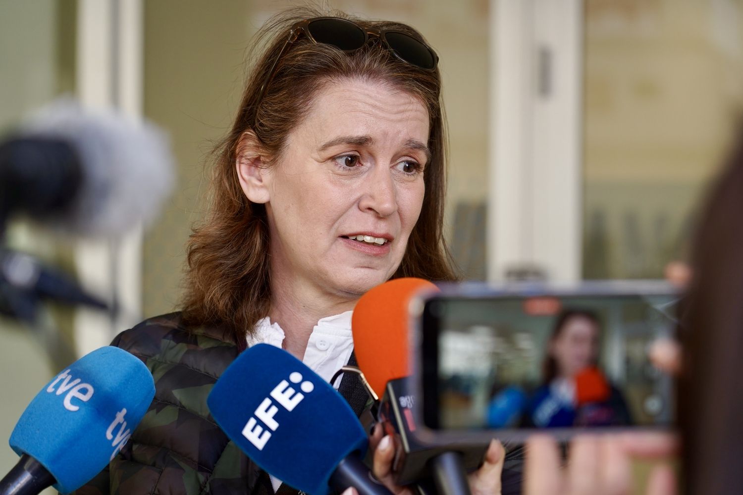 Los agraciados con el Gordo de la Lotería de Navidad de Villamanín acuden a cobrar el premio | Carlos S. Campillo / ICAL