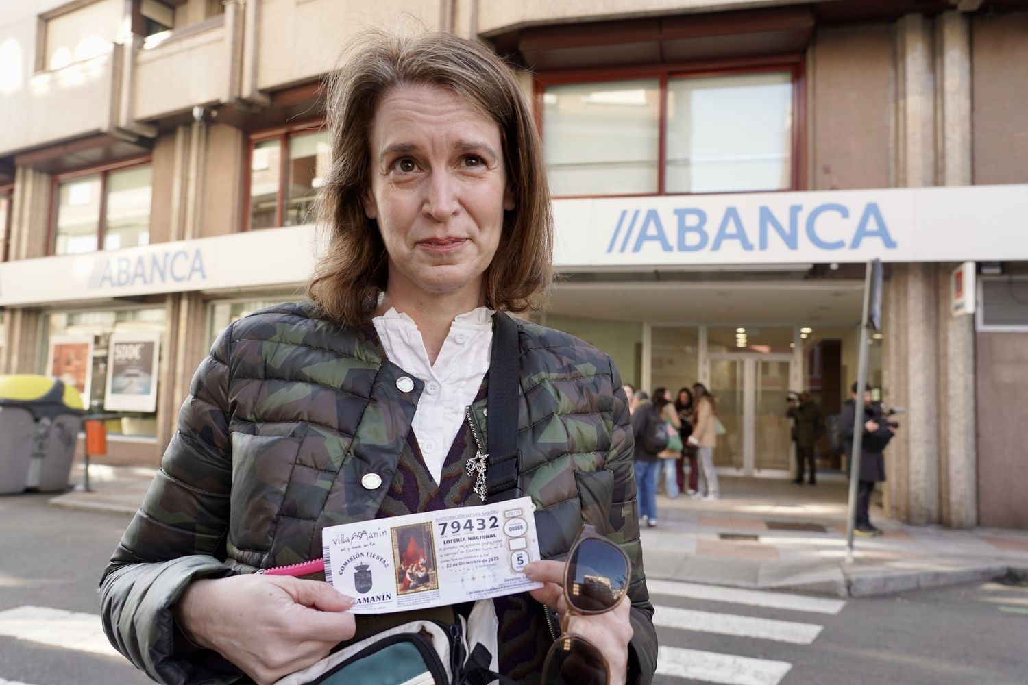 Los agraciados con el Gordo de la Lotería de Navidad de Villamanín acuden a cobrar el premio | Carlos S. Campillo / ICAL