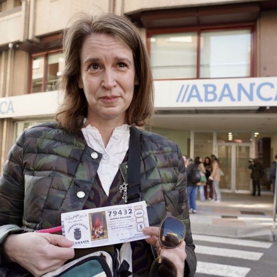 Los agraciados con el Gordo de la Lotería de Navidad de Villamanín acuden a cobrar el premio | Carlos S. Campillo / ICAL Los agraciados con el Gordo de la Lotería de Navidad de Villamanín acuden a cobrar el premio | Carlos S. Campillo / ICAL