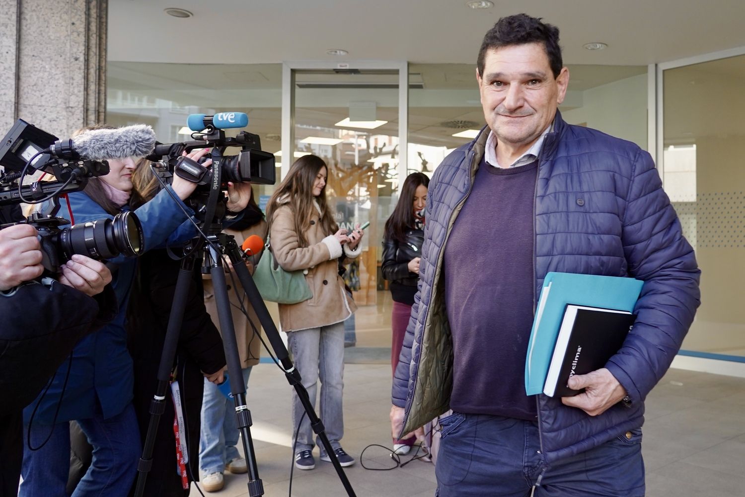  Los agraciados con el Gordo de la Lotería de Navidad de Villamanín acuden a cobrar el premio | Carlos S. Campillo / ICAL