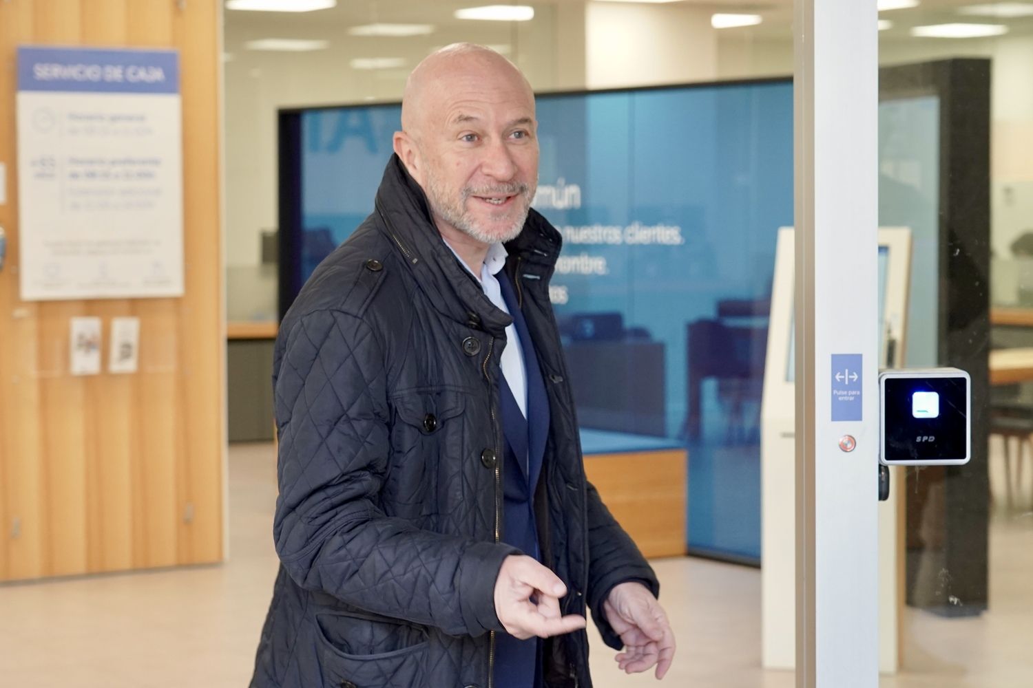 Los agraciados con el Gordo de la Lotería de Navidad de Villamanín acuden a cobrar el premio | Carlos S. Campillo / ICAL