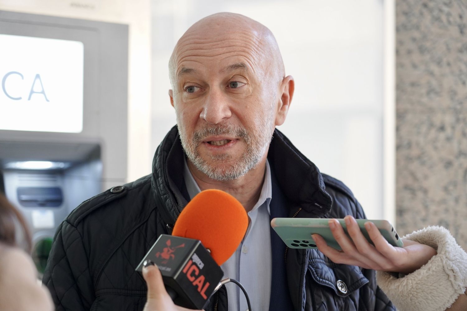 Los agraciados con el Gordo de la Lotería de Navidad de Villamanín acuden a cobrar el premio | Carlos S. Campillo / ICAL