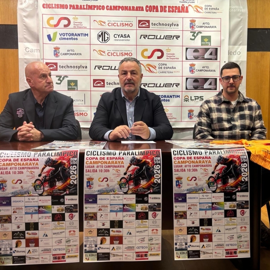 Presentación de la prueba de ciclismo paralímpico de Camponaraya. En la foto, el miembro de la Fundación Reino de León, Alberto Núñez (I), el alcalde de Camponaraya, Eduardo Morán (C),  y el concejal de Deportes, David Álvarez (D)