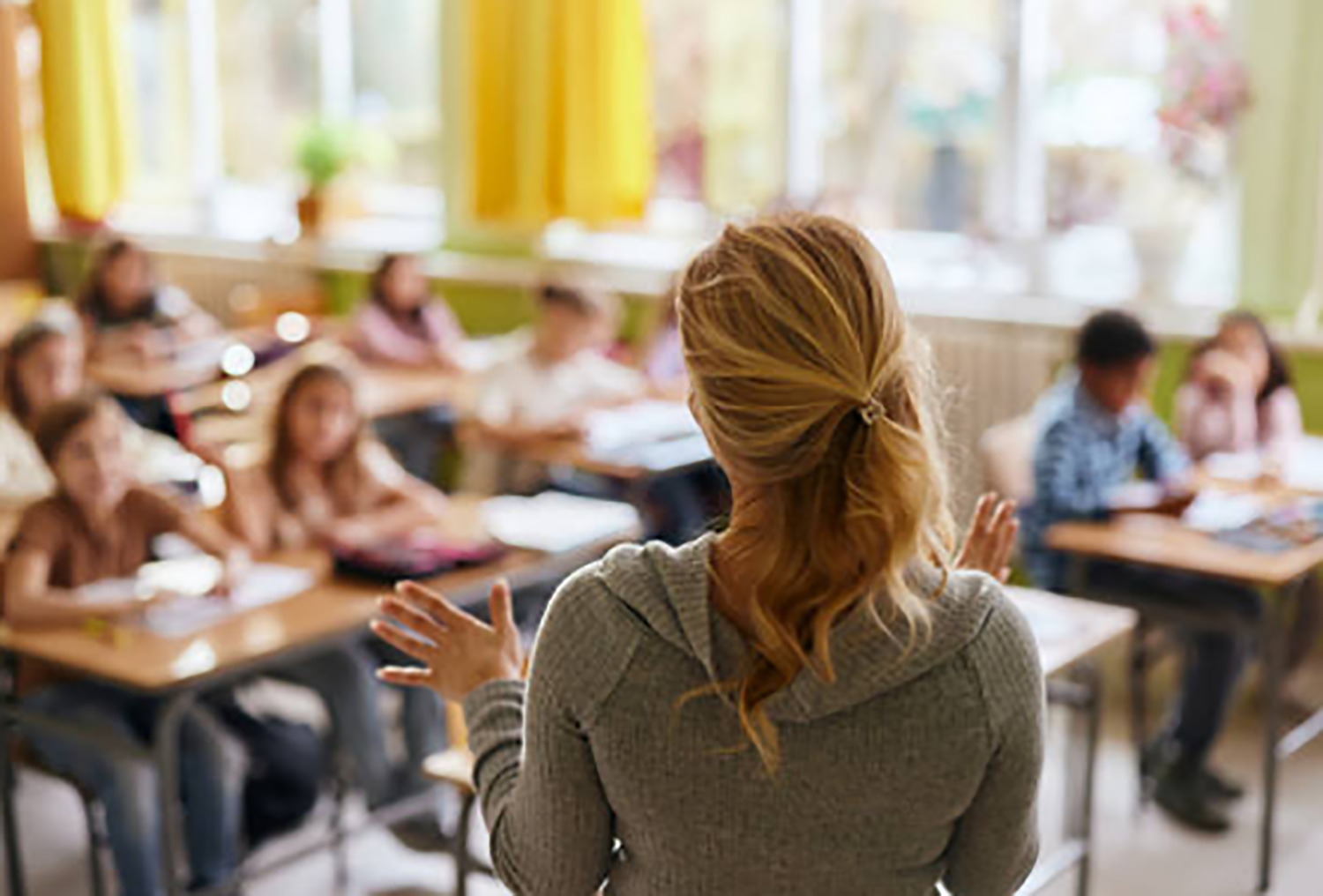 Profesores en un aula istock autor stock planets