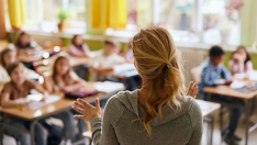 Profesores en un aula istock autor stock planets
