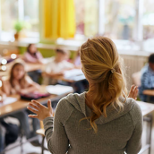 Profesores en un aula istock autor stock planets Profesores en un aula istock autor stock planets