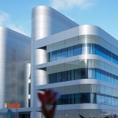 Tvitec firma la innovadora fachada de la nueva sede corporativa de Luckia en A Coruña con más de 3.300 m² de vidrio de altas prestaciones