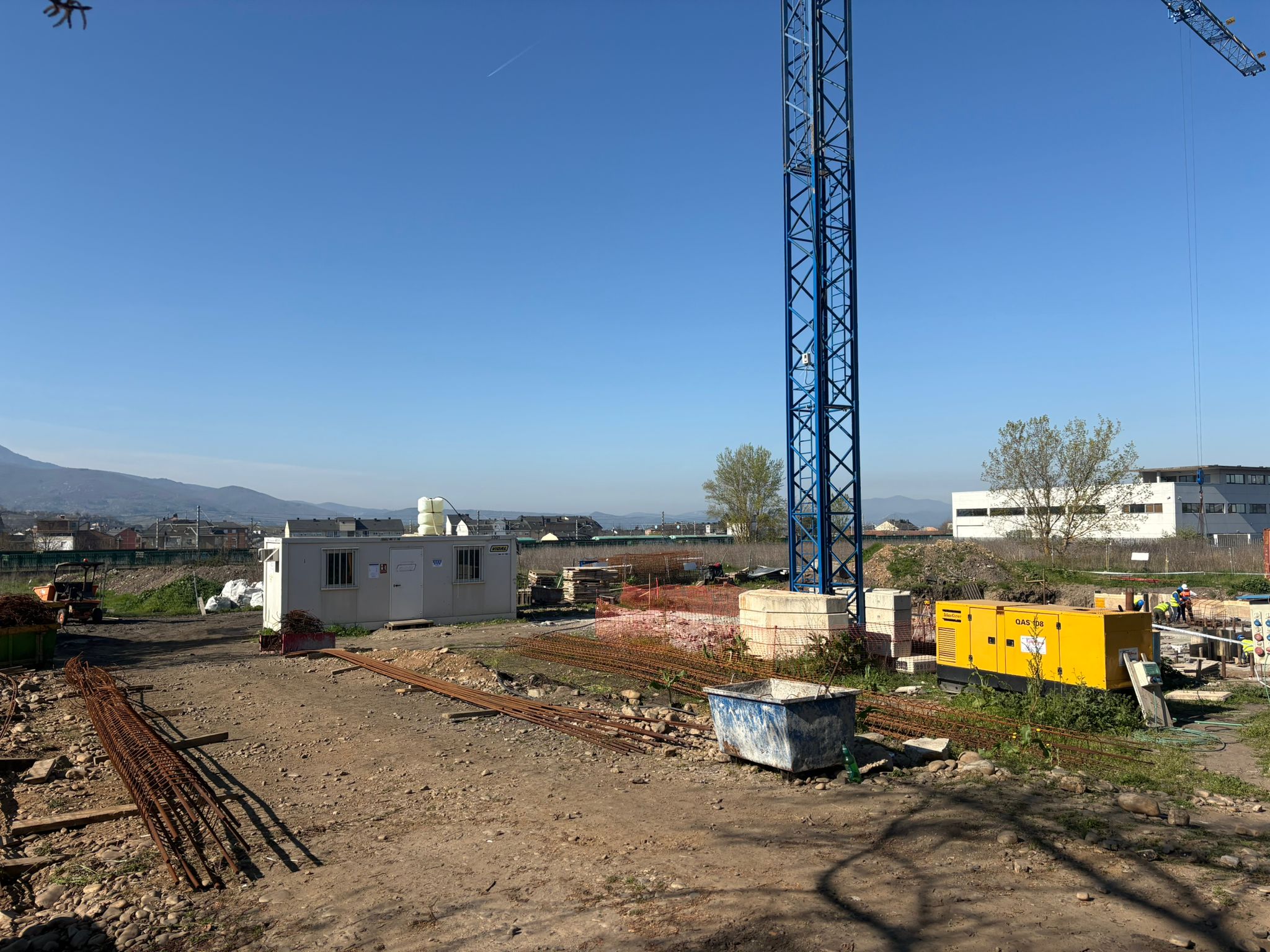 Solar destinado a vivienda jóven durante las obras Solar destinado a vivienda jóven durante las obras