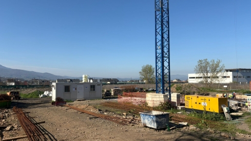 Solar destinado a vivienda jóven durante las obras Solar destinado a vivienda jóven durante las obras