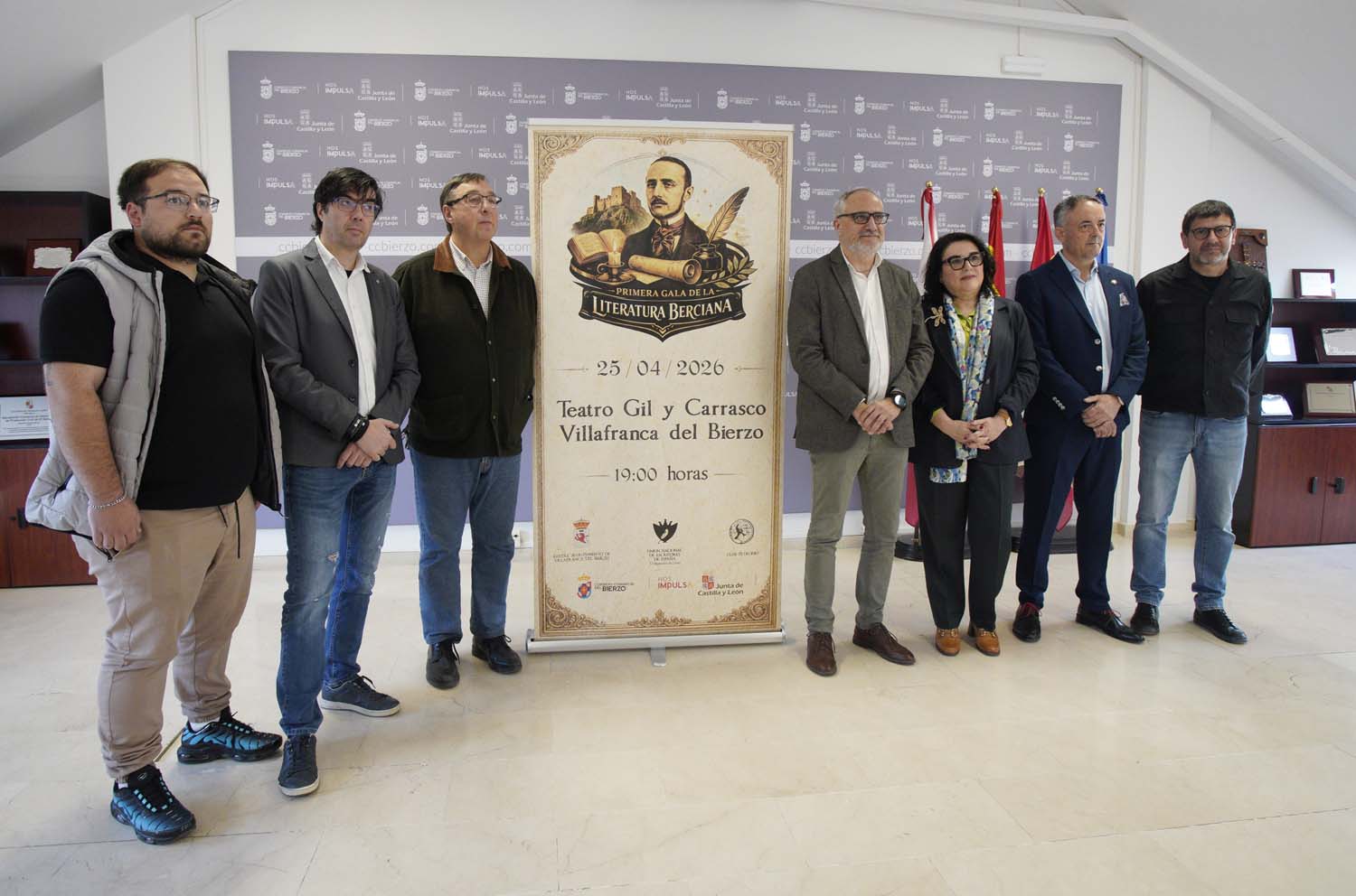 César Sánchez ICAL . El presidente del Consejo Comarcal del Bierzo, Olegario Ramón (4D), junto al alcalde de Villafranca del Bierzo, José Manuel Pereira (3I), el delegado en León de la Unión Nacional de Escritores César Sánchez ICAL . El presidente del Consejo Comarcal del Bierzo, Olegario Ramón (4D), junto al alcalde de Villafranca del Bierzo, José Manuel Pereira (3I), el delegado en León de la Unión Nacional de Escritores