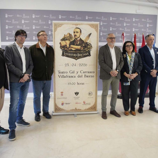 César Sánchez ICAL . El presidente del Consejo Comarcal del Bierzo, Olegario Ramón (4D), junto al alcalde de Villafranca del Bierzo, José Manuel Pereira (3I), el delegado en León de la Unión Nacional de Escritores