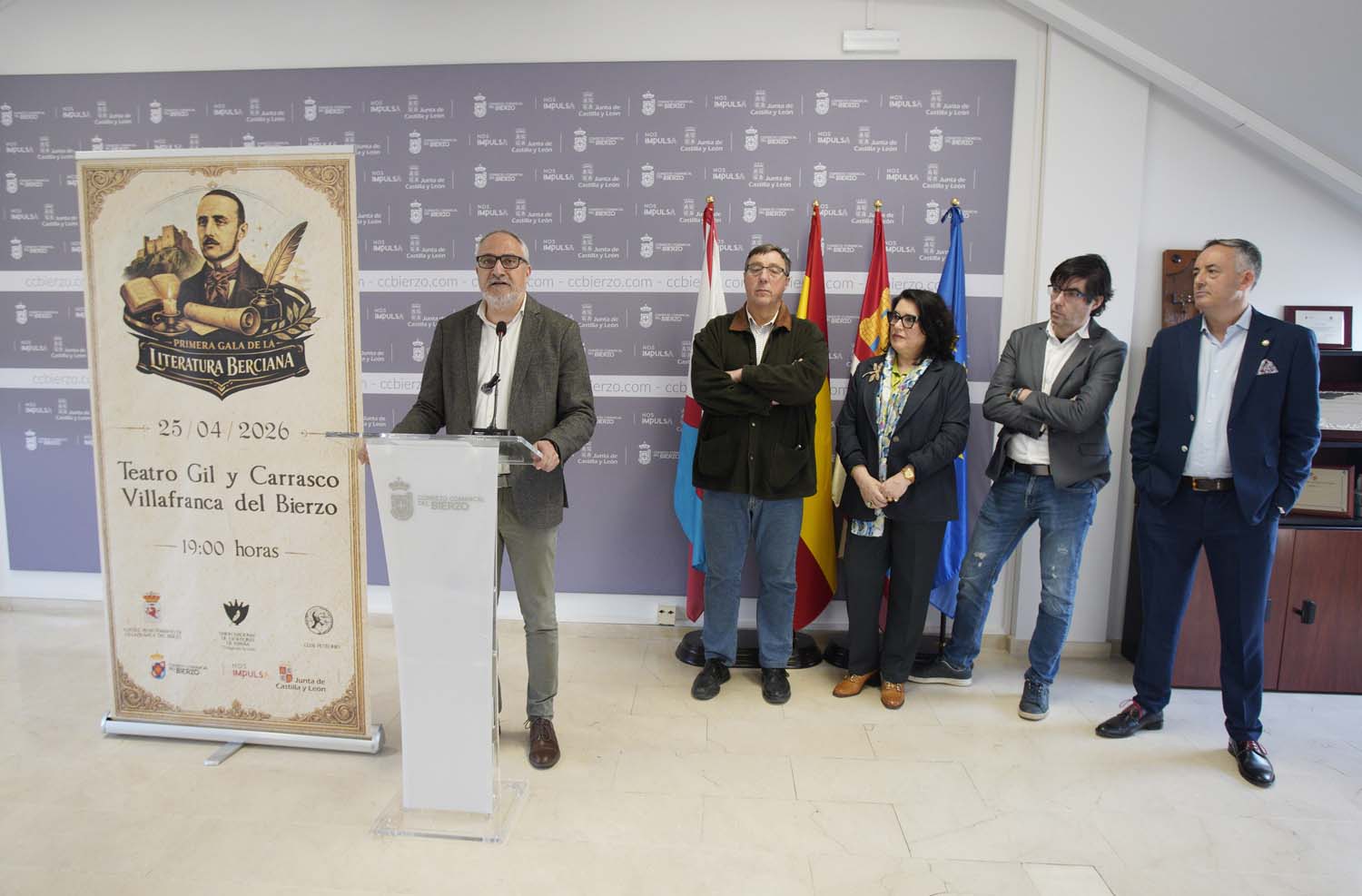 César Sánchez ICAL. El presidente del Consejo Comarcal del Bierzo, Olegario Ramón (I), junto al alcalde de Villafranca del Bierzo, José Manuel Pereira (2I), y otras figuras César Sánchez ICAL. El presidente del Consejo Comarcal del Bierzo, Olegario Ramón (I), junto al alcalde de Villafranca del Bierzo, José Manuel Pereira (2I), y otras figuras
