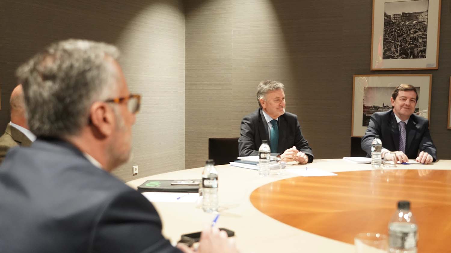 Rubén Cacho ICAL. El presidente del PP de Castilla y León, Alfonso Fernández Mañueco, acompañado por miembros de su formación, se reúne con el candidato de Vox, Carlos Pollán, y otros dirigentes de este partido. Rubén Cacho ICAL. El presidente del PP de Castilla y León, Alfonso Fernández Mañueco, acompañado por miembros de su formación, se reúne con el candidato de Vox, Carlos Pollán, y otros dirigentes de este partido.