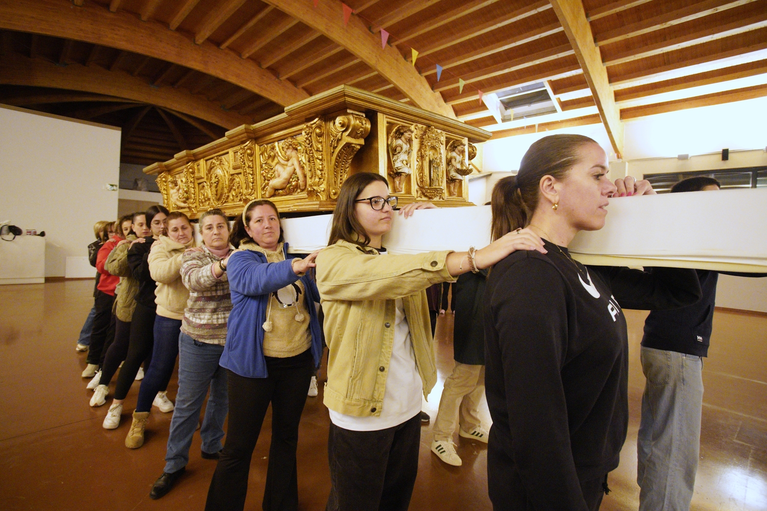ICAL . Imagen de la Virgen de los Dolores, de la Cofradía del Santo Cristo de la Plaza, que procesionan mujeres en Cacabelos, con el nuevo palio en la procesión del Viernes de Dolores