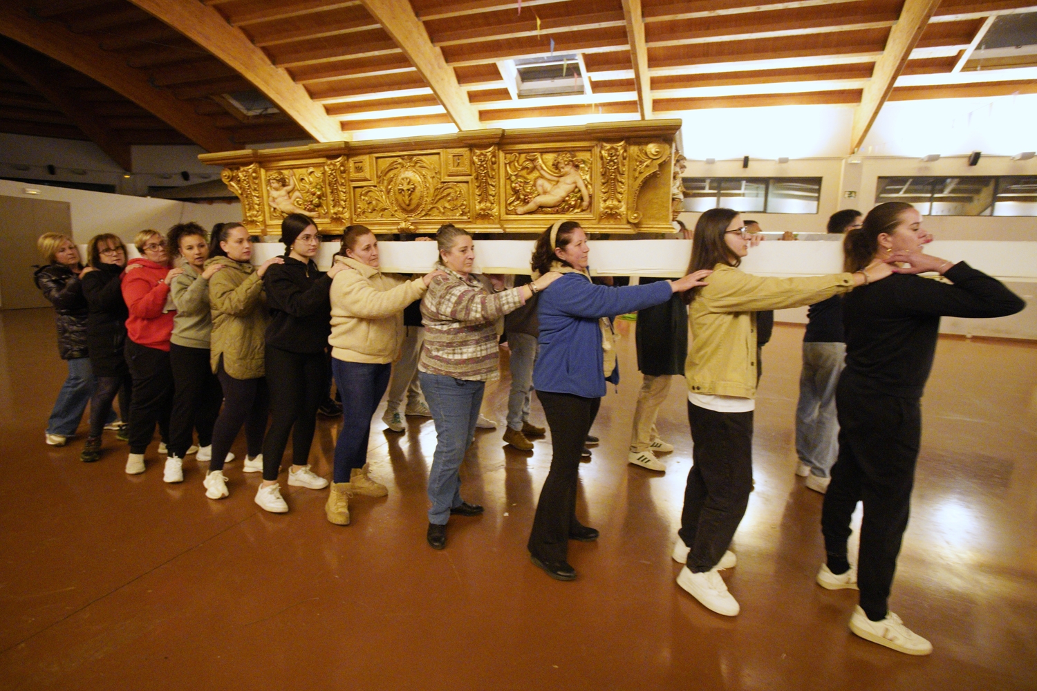 ICAL . Imagen de la Virgen de los Dolores, de la Cofradía del Santo Cristo de la Plaza, que procesionan mujeres en Cacabelos, con el nuevo palio en la procesión del Viernes de Dolores
