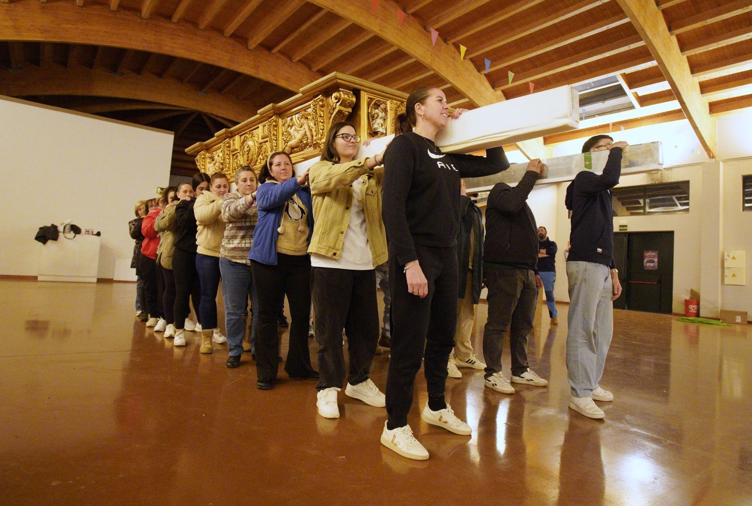 ICAL . Imagen de la Virgen de los Dolores, de la Cofradía del Santo Cristo de la Plaza, que procesionan mujeres en Cacabelos, con el nuevo palio en la procesión del Viernes de Dolores