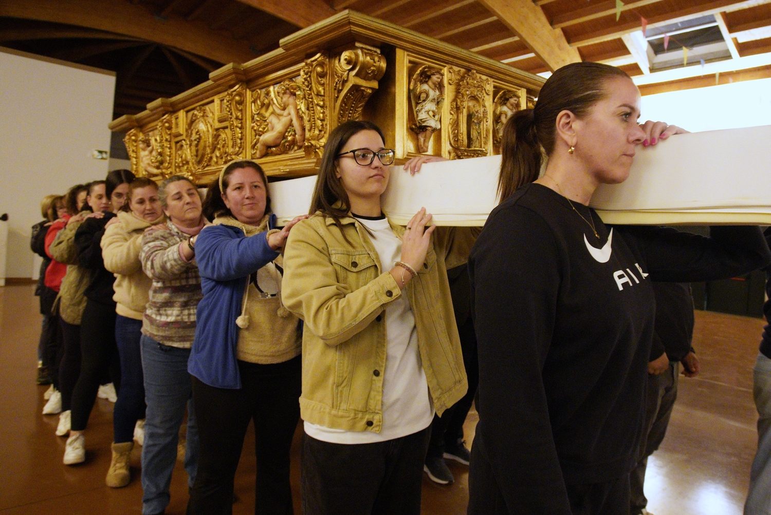 ICAL . Imagen de la Virgen de los Dolores, de la Cofradía del Santo Cristo de la Plaza, que procesionan mujeres en Cacabelos, con el nuevo palio en la procesión del Viernes de Dolores