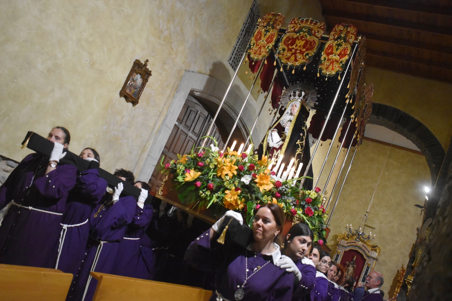 ICAL . Imagen de la Virgen de los Dolores, de la Cofradía del Santo Cristo de la Plaza, que procesionan mujeres en Cacabelos, con el nuevo palio en la procesión del Viernes de Dolores