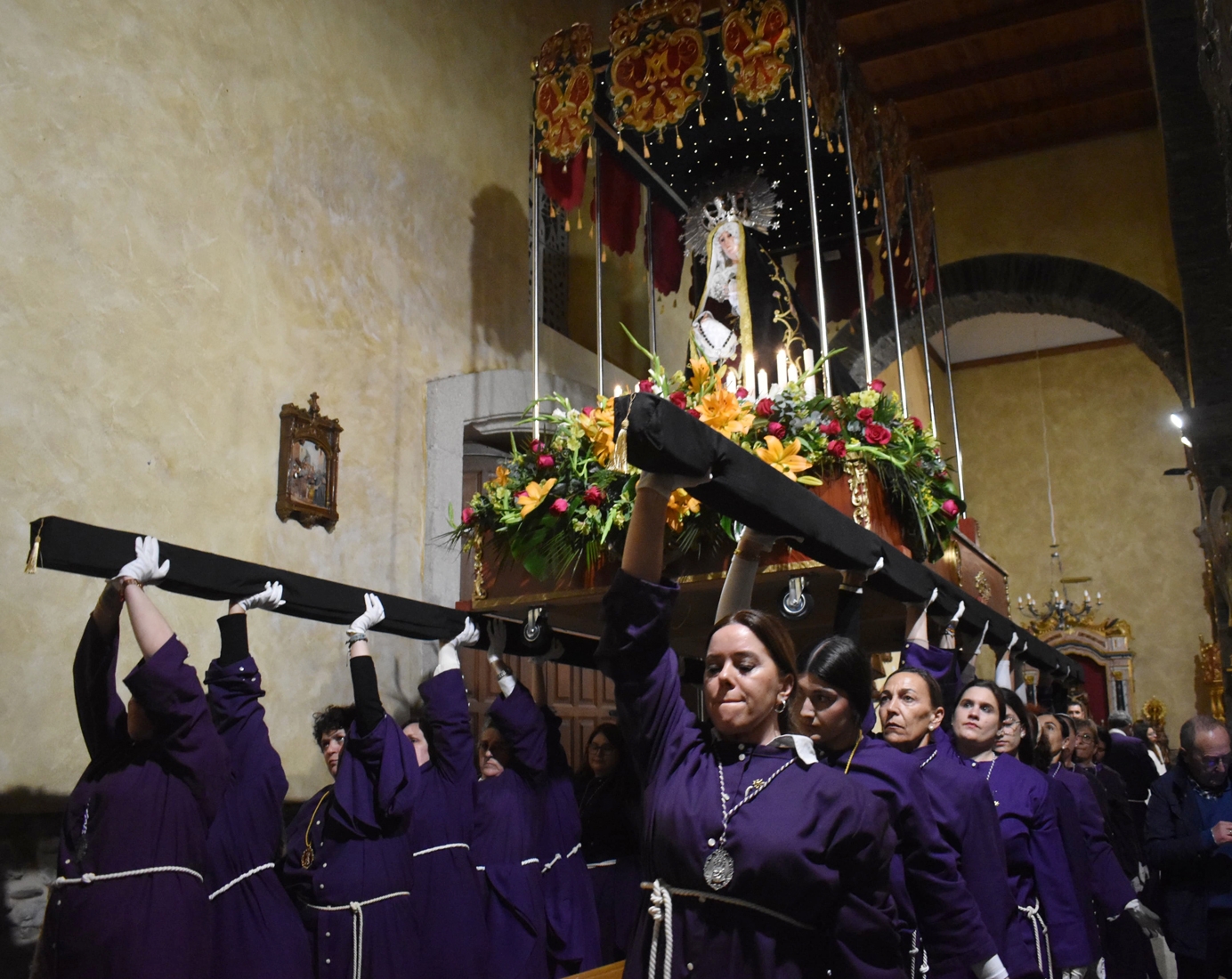 ICAL . Imagen de la Virgen de los Dolores, de la Cofradía del Santo Cristo de la Plaza, que procesionan mujeres en Cacabelos, con el nuevo palio en la procesión del Viernes de Dolores