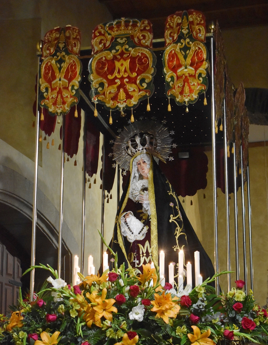 ICAL . Imagen de la Virgen de los Dolores, de la Cofradía del Santo Cristo de la Plaza, que procesionan mujeres en Cacabelos, con el nuevo palio en la procesión del Viernes de Dolores