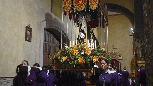 ICAL . Imagen de la Virgen de los Dolores, de la Cofradía del Santo Cristo de la Plaza, que procesionan mujeres en Cacabelos, con el nuevo palio en la procesión del Viernes de Dolores