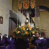ICAL . Imagen de la Virgen de los Dolores, de la Cofradía del Santo Cristo de la Plaza, que procesionan mujeres en Cacabelos, con el nuevo palio en la procesión del Viernes de Dolores