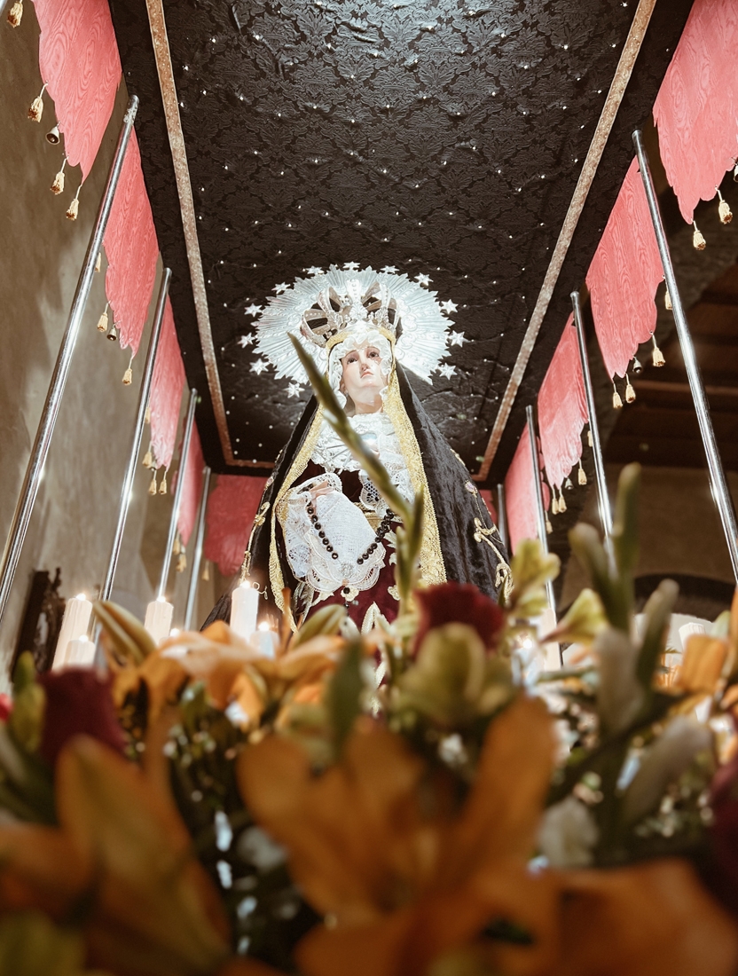 ICAL . Imagen de la Virgen de los Dolores, de la Cofradía del Santo Cristo de la Plaza, que procesionan mujeres en Cacabelos, con el nuevo palio en la procesión del Viernes de Dolores