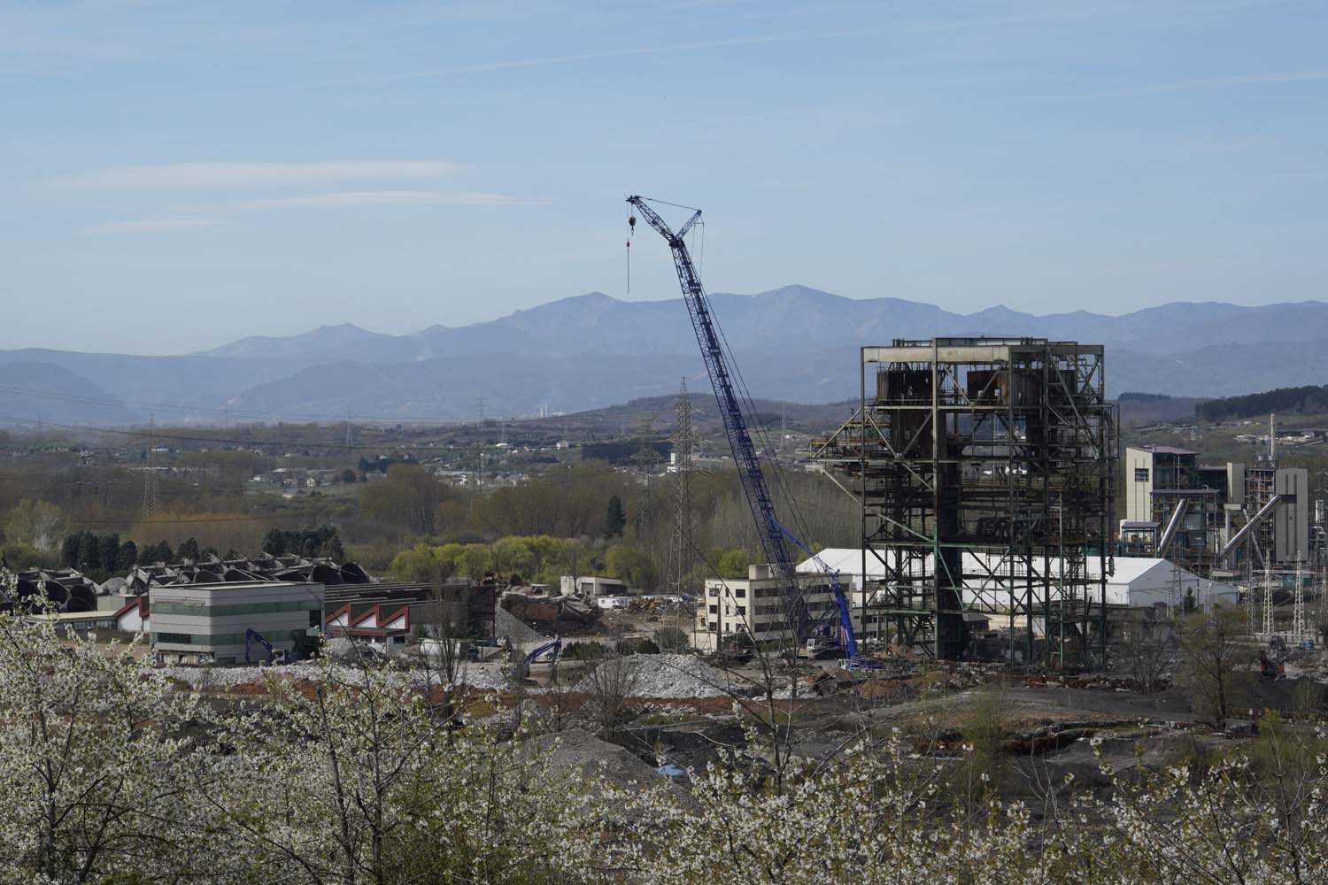 César Sánchez ICAL. Voladura de la chimenea de la central térmica de Compostilla II que quedó en pie el pasado mes de febrero en Cubillos del Sil  (2)