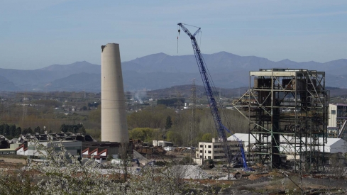 César Sánchez ICAL. Voladura de la chimenea de la central térmica de Compostilla II que quedó en pie el pasado mes de febrero en Cubillos del Sil  (4)