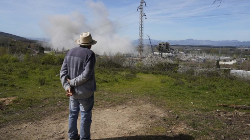 César Sánchez ICAL. Voladura de la chimenea de la central térmica de Compostilla II que quedó en pie el pasado mes de febrero en Cubillos del Sil  (5)