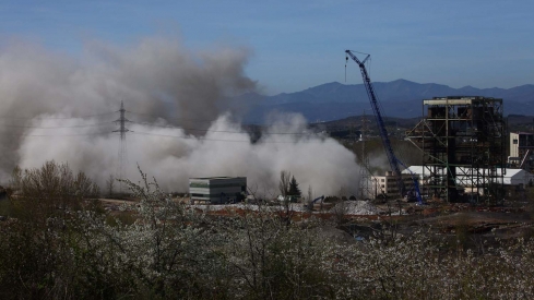 César Sánchez ICAL. Voladura de la chimenea de la central térmica de Compostilla II que quedó en pie el pasado mes de febrero en Cubillos del Sil  (6)
