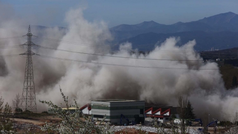 César Sánchez ICAL. Voladura de la chimenea de la central térmica de Compostilla II que quedó en pie el pasado mes de febrero en Cubillos del Sil  (8)