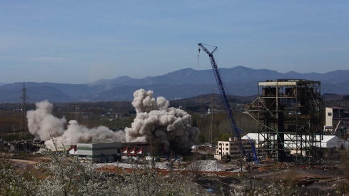 César Sánchez ICAL. Voladura de la chimenea de la central térmica de Compostilla II que quedó en pie el pasado mes de febrero en Cubillos del Sil  (9)