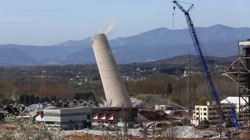 César Sánchez ICAL. Voladura de la chimenea de la central térmica de Compostilla II que quedó en pie el pasado mes de febrero en Cubillos del Sil  (10)