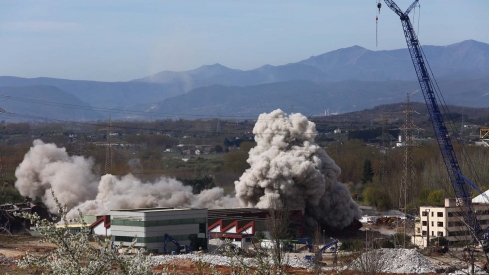 César Sánchez ICAL. Voladura de la chimenea de la central térmica de Compostilla II que quedó en pie el pasado mes de febrero en Cubillos del Sil  (1)