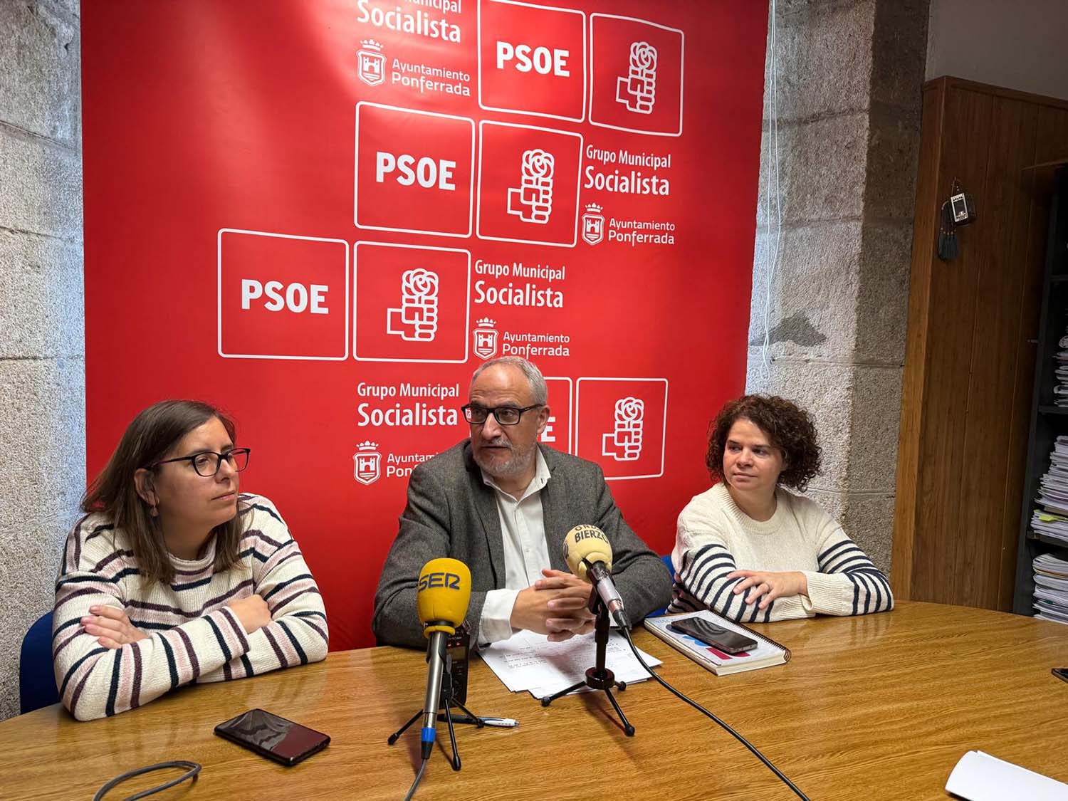 Rueda de prensa del PSOE sobre la deuda del Ayuntamiento de Ponferrada con FCC Rueda de prensa del PSOE sobre la deuda del Ayuntamiento de Ponferrada con FCC