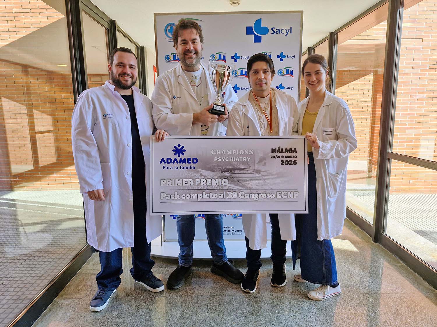 Gil, Pelayo, Osorio y Gutiérrez con el premio de la Champions Psychiatry para la Gasbi.
