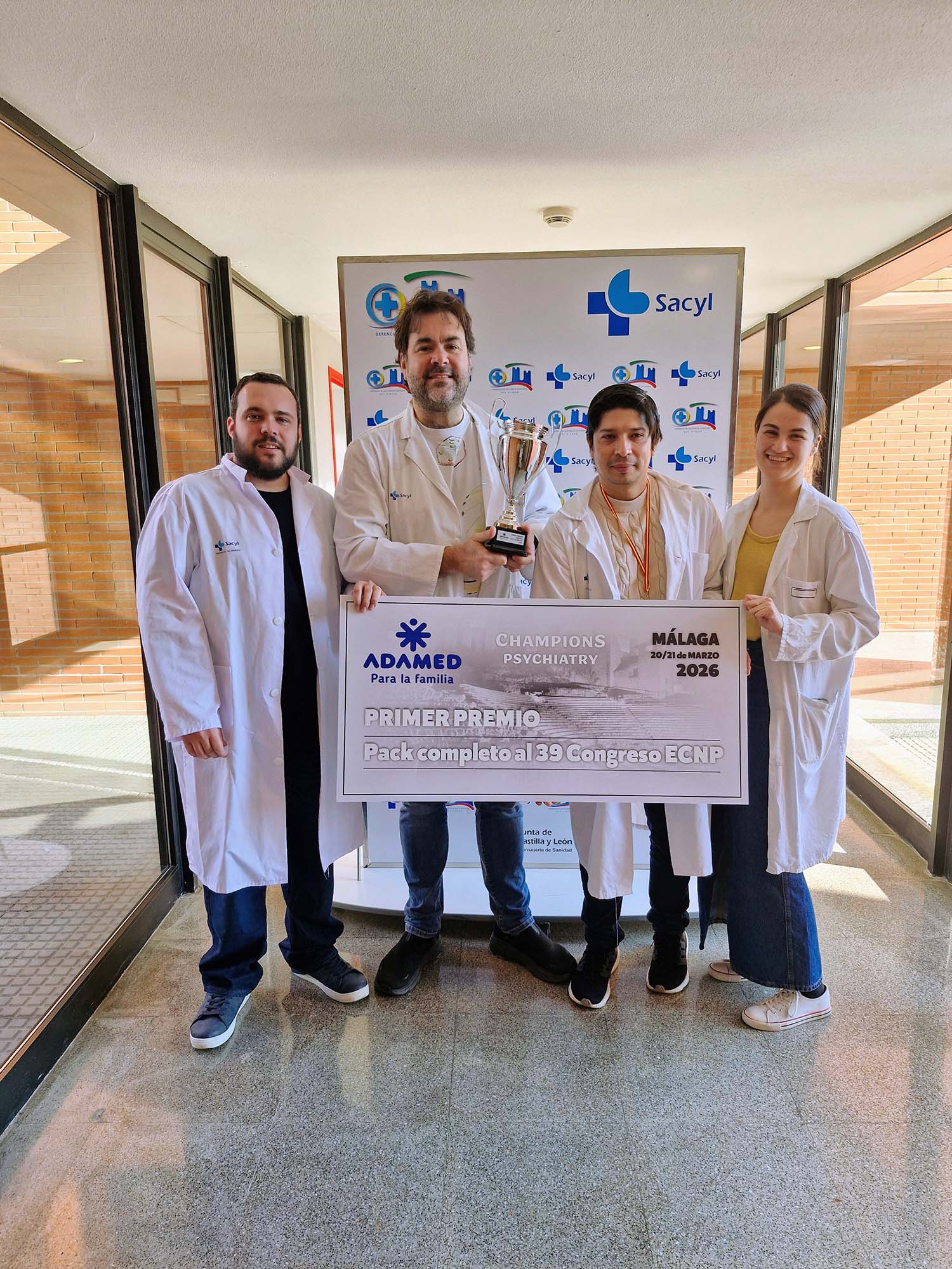 Gil, Pelayo, Osorio y Gutiérrez con el premio de la Champions Psychiatry para la Gasbi